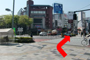 更に、一つ目の交差点（神宮前交差点）を右に渡ります。（渋谷方面）